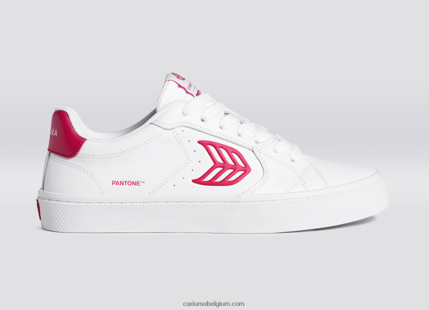 Heren Cariuma pantone viva magenta wit leer 6F0Z2477