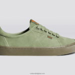 Heren Cariuma deus ex machina oliegroen suède 6F0Z2427
